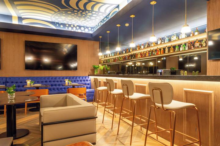 Lounge 114 of 132