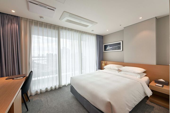 Room 10 of 26