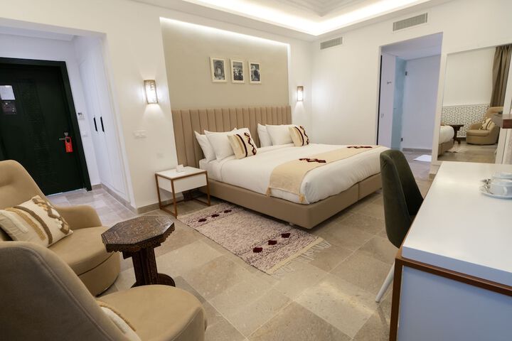 Room 4 of 9