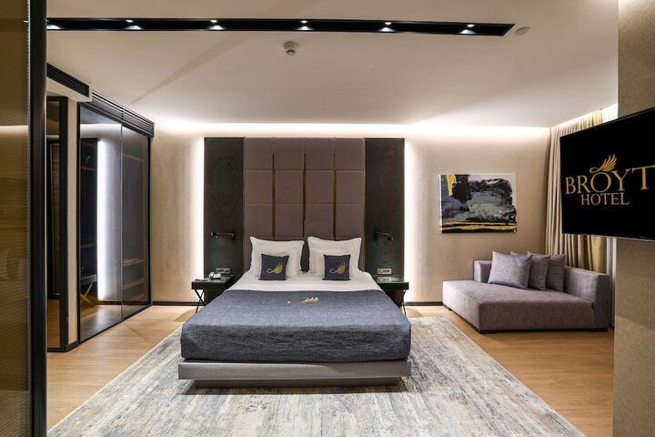 Room 27 of 80