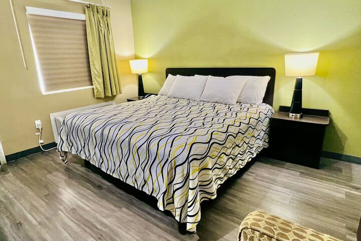 Deluxe King Bed (4 of 10)