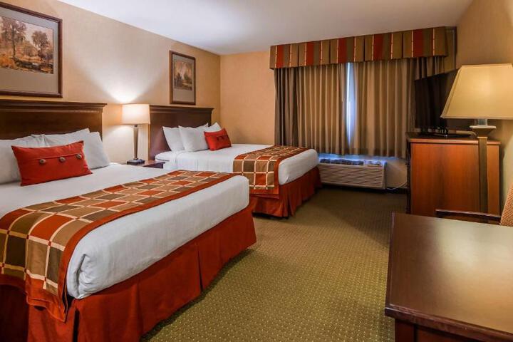 2 Queen Beds High Speed Internet Accessible Refrigerator, Continental Breakfast (5 of 5)