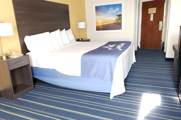 1 King Bed (2 of 9)