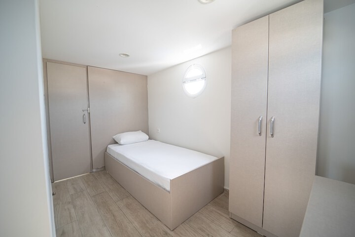 Room 4 of 28