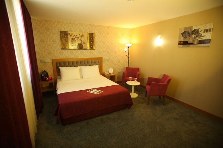 Room 25 of 47