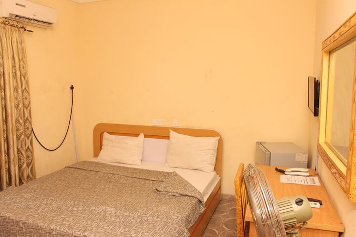 Room 9 of 10
