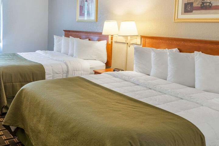 1 Queen Bed (3 of 11)