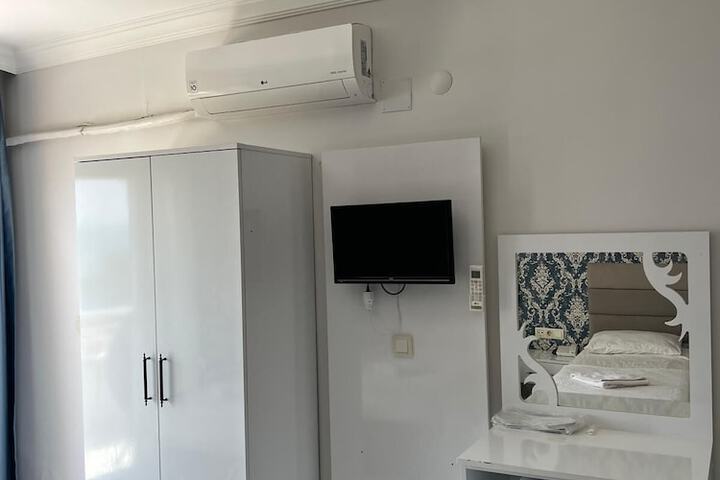 Room 13 of 33