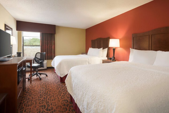 2 Queen Beds (3 of 5)
