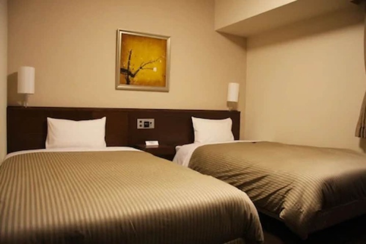 Room 4 of 32