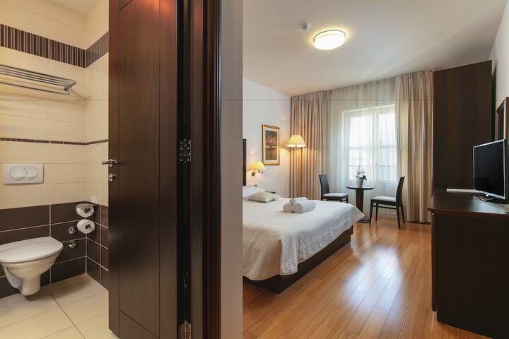 Room 30 of 144