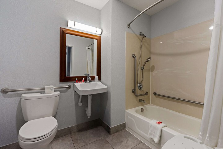2 Double Beds (9 of 10)
