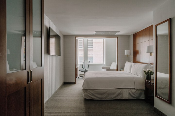 Club Queen Bed (1 of 13)