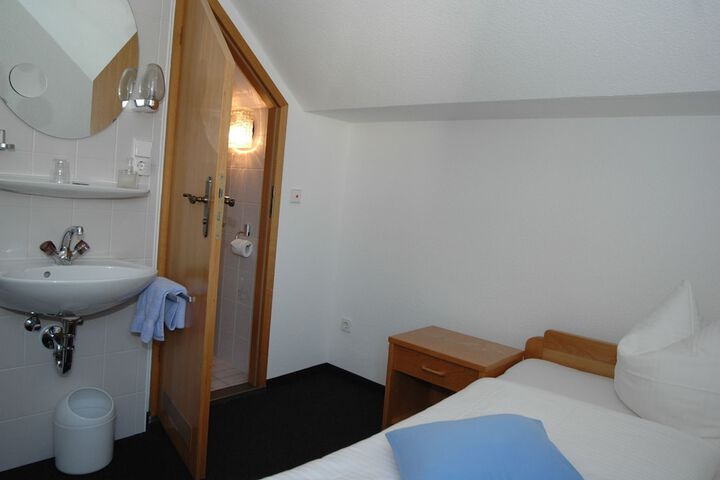 Room 6 of 17