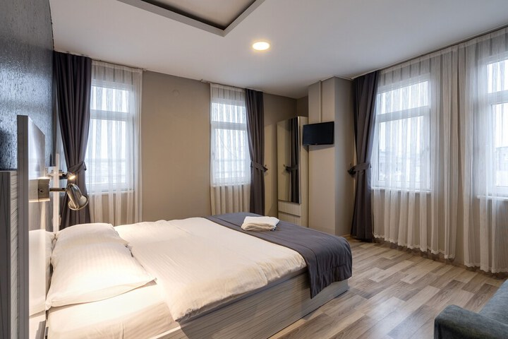 Room 32 of 73