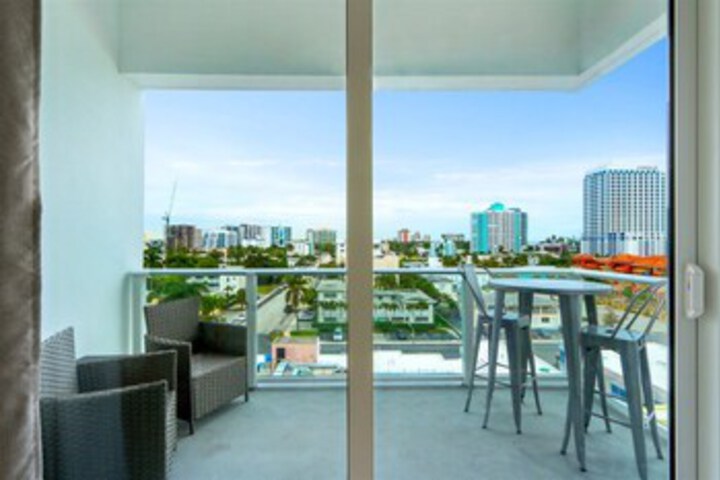 Top Fort Lauderdale Condo 7th Floor - Private & Sanitized Hotel Amenities, Free Parking For Stays Over 27 Days, 400 Ft. From The Beach. Hosted by Super Host