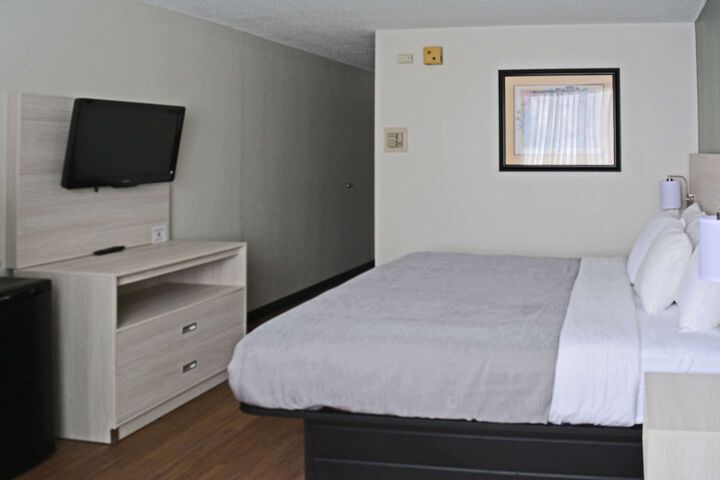 1 King Bed (3 of 14)
