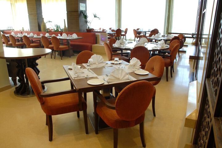 Dining 39 of 48