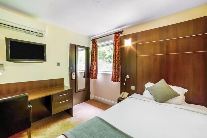 Room 70 of 94