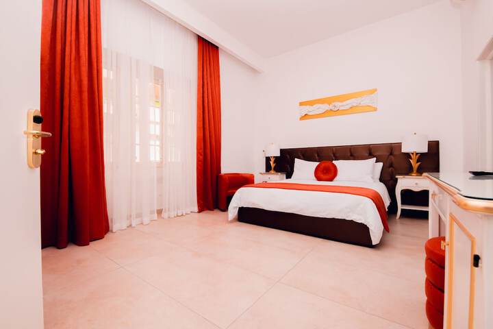 Room 5 of 77