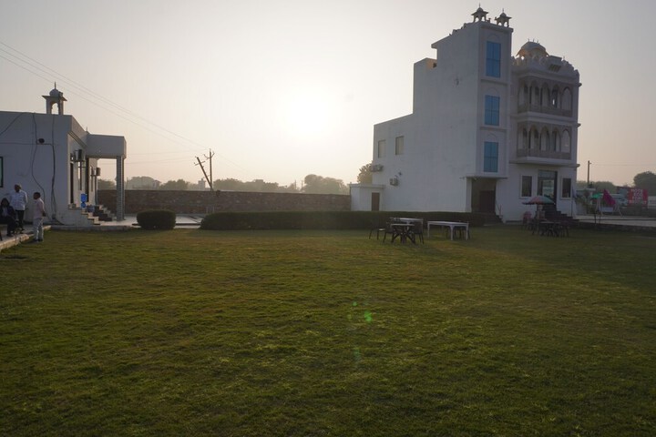 Hotel Exterior 50 of 73