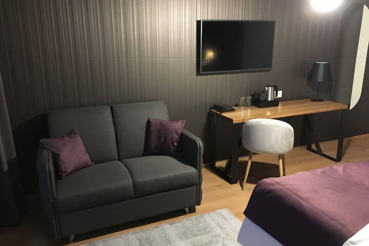 Lounge 45 of 82