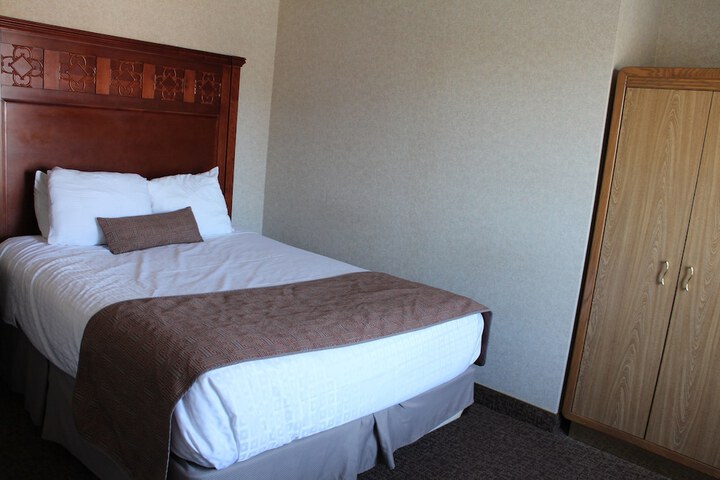 1 Queen Bed (13 of 18)