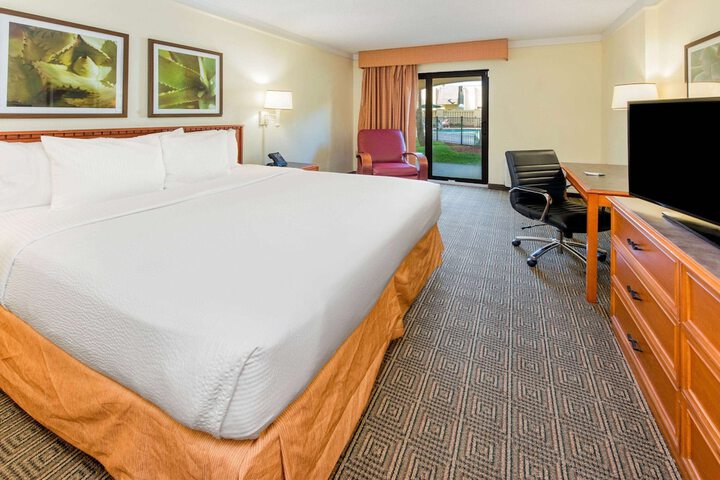 1 King Bed (5 of 13)
