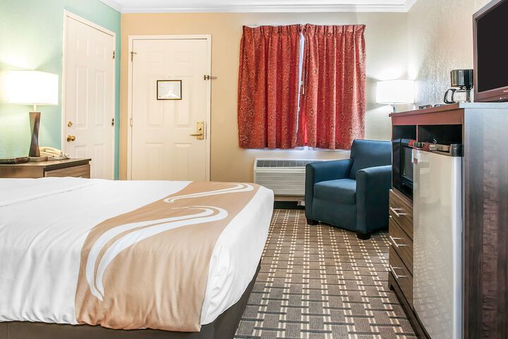 1 Queen Bed (4 of 8)