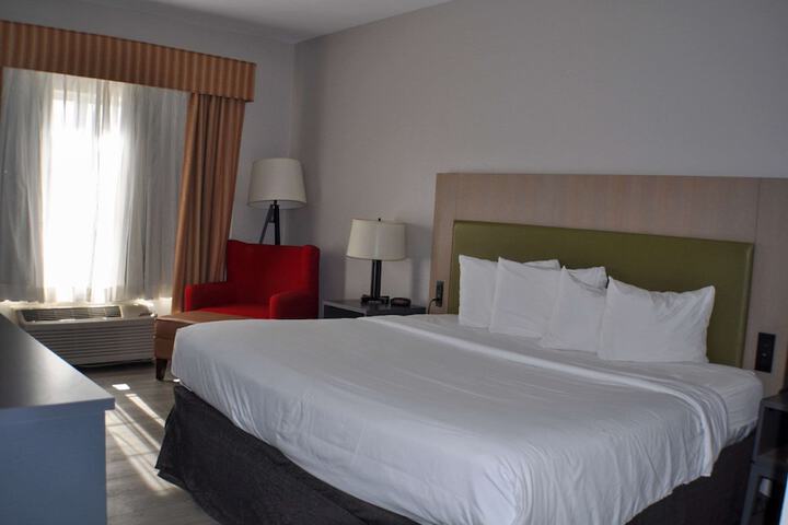 1 King Bed (22 of 24)