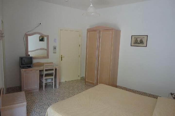 Room 6 of 50