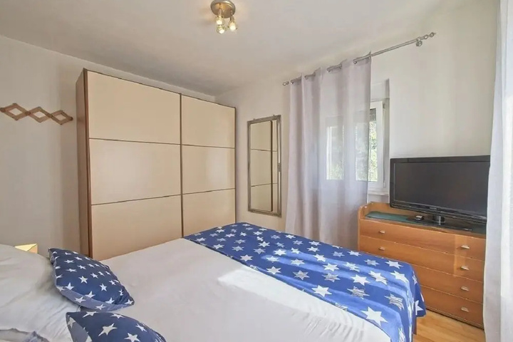 Room 5 of 12