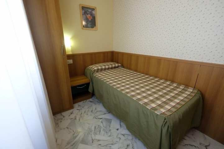 Room 11 of 18