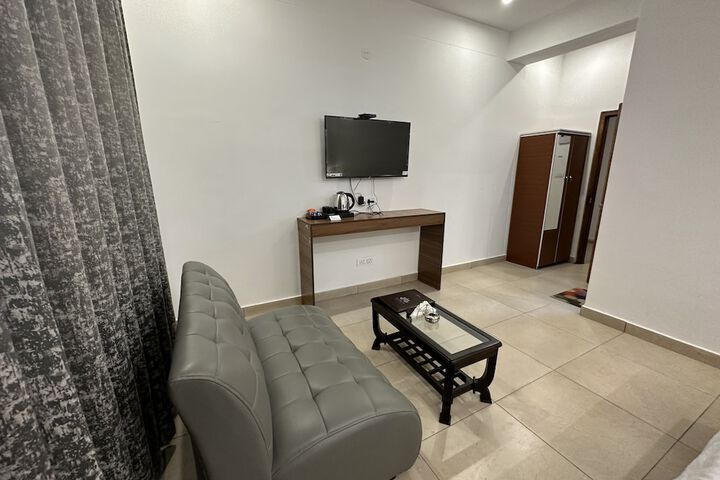 Room 4 of 15