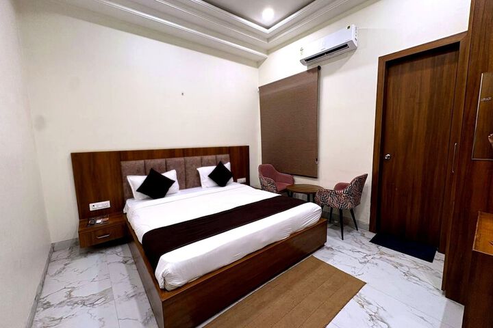 Room 6 of 17