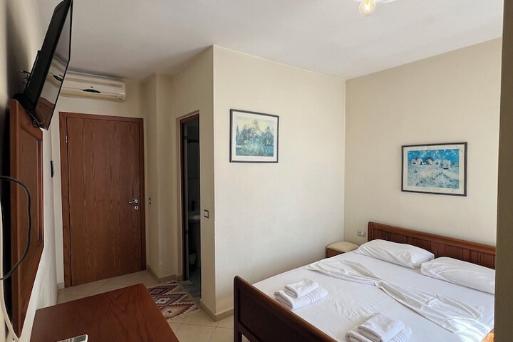Room 7 of 33