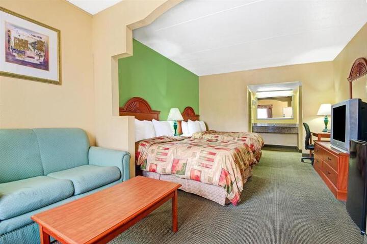 1 Queen Bed (4 of 15)