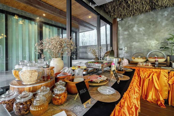 Breakfast/Coffee Service 108 of 134