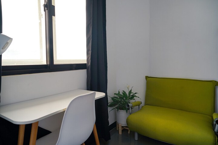 Room 43 of 143