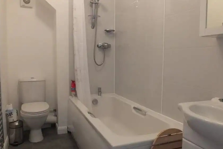 Room 7 of 12