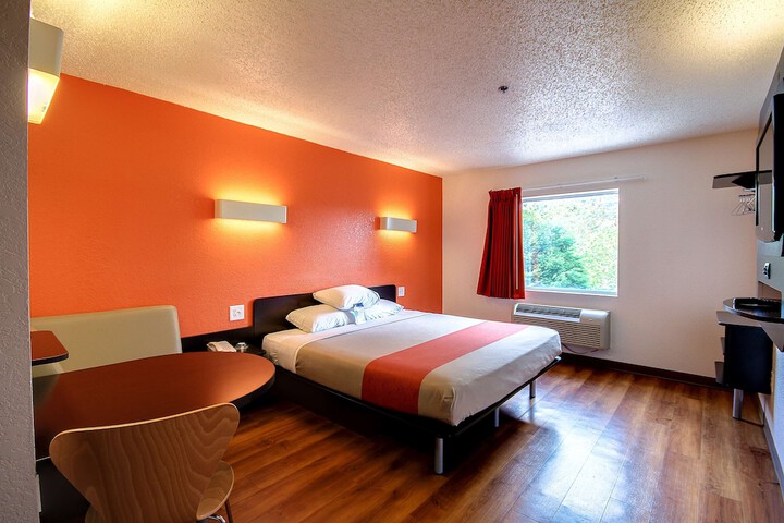 1 King Bed (3 of 9)