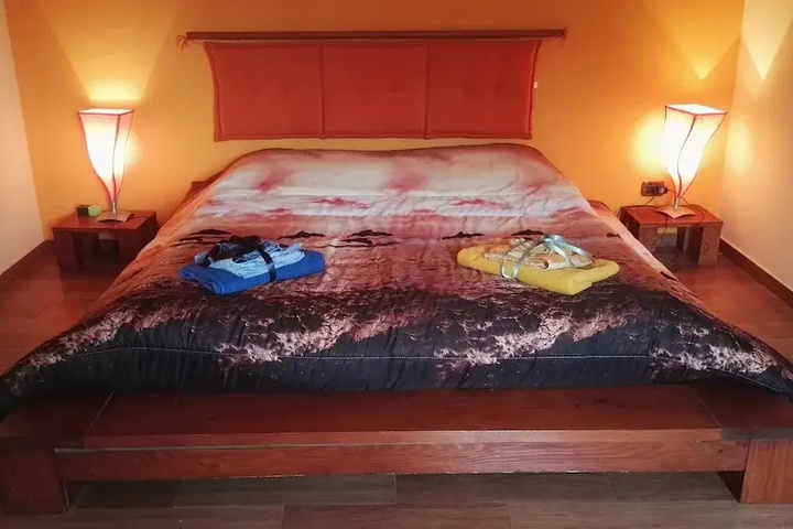 Room 5 of 16