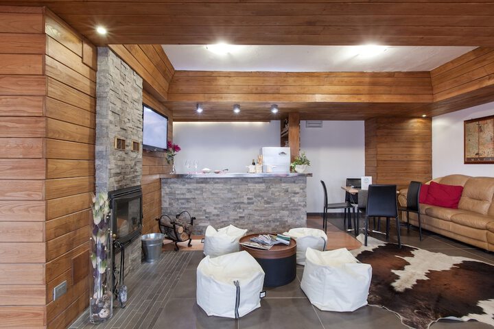 Lounge 36 of 43