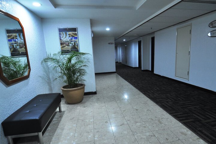 Ballroom/Hall 28 of 40