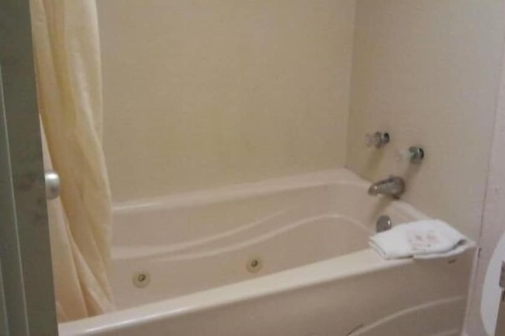 Hot Tub 12 of 16