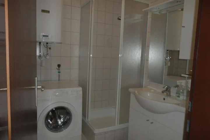 Room 7 of 12