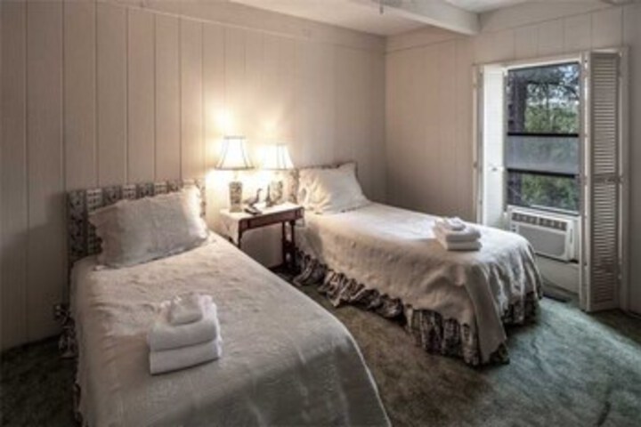 Room 28 of 33