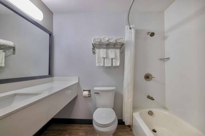 1 Queen Bed Kitchen (22 of 25)