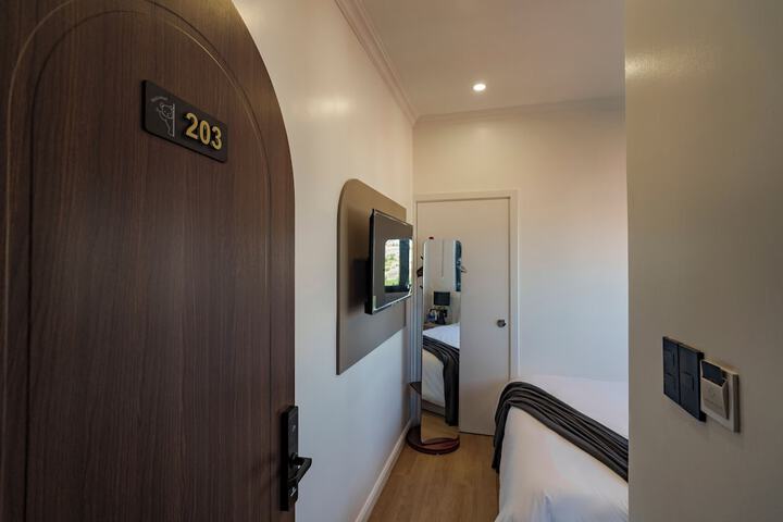 Room 13 of 71