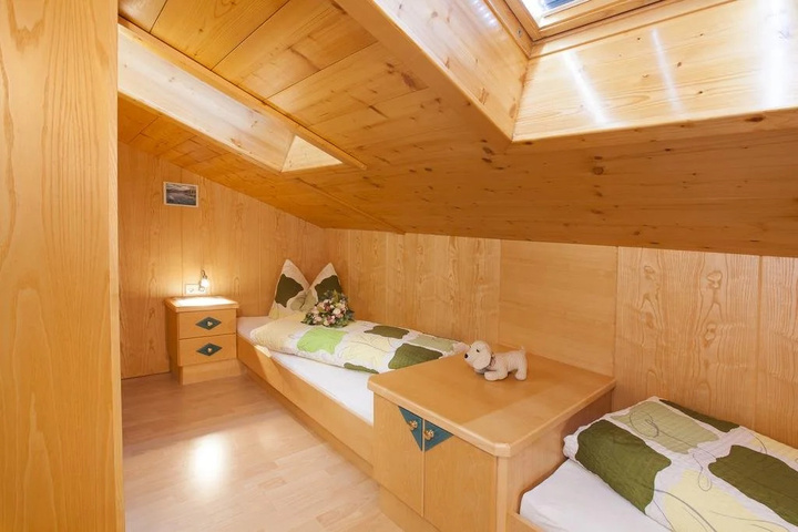 Room 4 of 18
